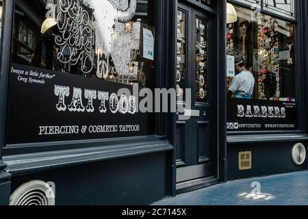 CARDIFF, WALES - 13. JULI 2020: Sleep When You're Dead Tattoo & Barbers öffnen am 1. Tag der Eröffnung ihre Türen für Kunden. Barber sind wegen der Coronavirus-Pandemie seit fast 4 Monaten geschlossen. Foto: John Smith / Alamy Live News Stockfoto