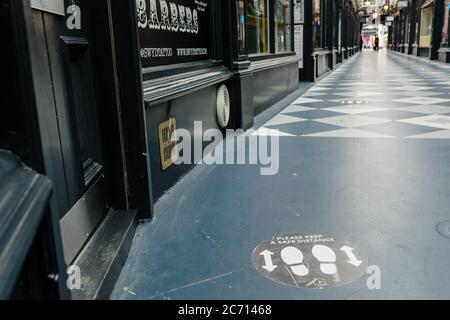 CARDIFF, WALES - 13. JULI 2020: Sleep When You're Dead Tattoo & Barbers öffnen am 1. Tag der Eröffnung ihre Türen für Kunden. Barber sind wegen der Coronavirus-Pandemie seit fast 4 Monaten geschlossen. Foto: John Smith / Alamy Live News Stockfoto