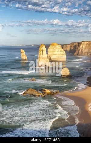 Blick auf den Sonnenuntergang von Twelve Apostles entlang der Great Ocean Road, Australien. Stockfoto