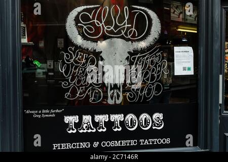 CARDIFF, WALES - 13. JULI 2020: Sleep When You're Dead Tattoo & Barbers öffnen am 1. Tag der Eröffnung ihre Türen für Kunden. Barber sind wegen der Coronavirus-Pandemie seit fast 4 Monaten geschlossen. Foto: John Smith / Alamy Live News Stockfoto