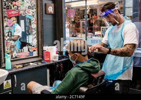 CARDIFF, WALES - 13. JULI 2020: Sleep When You're Dead Tattoo & Barbers öffnen am 1. Tag der Eröffnung ihre Türen für Kunden. Barber sind wegen der Coronavirus-Pandemie seit fast 4 Monaten geschlossen. Foto: John Smith / Alamy Live News Stockfoto