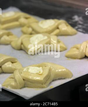 Das geformte Gebäck dürfen vor dem Backen säuern, Verglasung wurde angewendet fotografiert in einer Boutique-Bäckerei Stockfoto