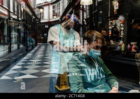 CARDIFF, WALES - 13. JULI 2020: Sleep When You're Dead Tattoo & Barbers öffnen am 1. Tag der Eröffnung ihre Türen für Kunden. Barber sind wegen der Coronavirus-Pandemie seit fast 4 Monaten geschlossen. Foto: John Smith / Alamy Live News Stockfoto