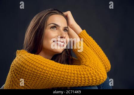 Schuss von einer schönen jungen Frau, die an die Kamera lächelt und lächelt Stockfoto