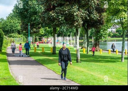 The Lough, Cork, Irland. Juli 2020. Die Menschen genießen den Lough, Cork City, an einem bewölkten, aber feuchten Tag. Der Rest des Tages wird aus Sonnenschein und Duschen mit Höhen von 15 bis 20 Grad bestehen. Quelle: AG News/Alamy Live News Stockfoto