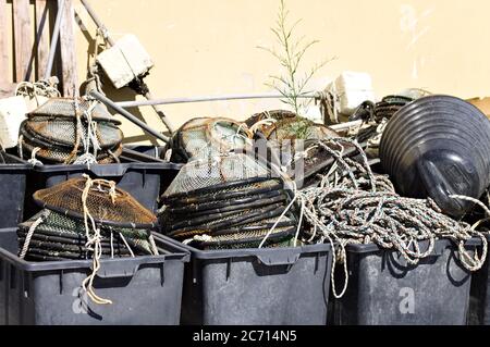 Fischernetze und Bojen in Plastikbehältern im Hafen (Pesaro, Italien, Europa) Stockfoto