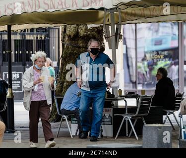 CARDIFF, WALES - 13. JULI 2020: Die Börsenmahner nutzen die Einschränkungen des Coronavirus-Lifters in Wales als ersten Tag an Cafés und Bars, die Speisen und Getränke im Freien servieren, wo sie wieder geöffnet werden dürfen. Foto: John Smith / Alamy Live News Stockfoto