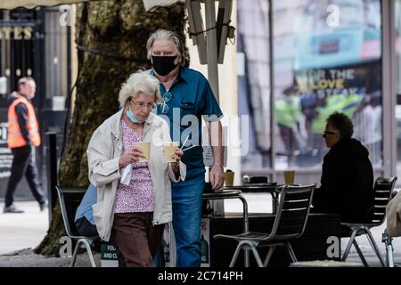 CARDIFF, WALES - 13. JULI 2020: Die Börsenmahner nutzen die Einschränkungen des Coronavirus-Lifters in Wales als ersten Tag an Cafés und Bars, die Speisen und Getränke im Freien servieren, wo sie wieder geöffnet werden dürfen. Foto: John Smith / Alamy Live News Stockfoto