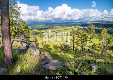 Wyoming Landschaft Luftaufnahme bei Sonnenuntergang, erstaunliche Hügel rund um Devils Tower. Stockfoto