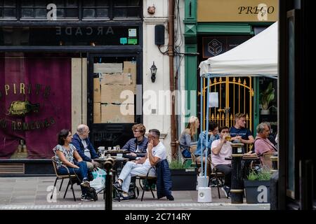 CARDIFF, WALES - 13. JULI 2020: Die Börsenmahner nutzen die Einschränkungen des Coronavirus-Lifters in Wales als ersten Tag an Cafés und Bars, die Speisen und Getränke im Freien servieren, wo sie wieder geöffnet werden dürfen. Foto: John Smith / Alamy Live News Stockfoto