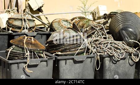 Fischernetze und Bojen in Plastikbehältern im Hafen (Pesaro, Italien, Europa) Stockfoto