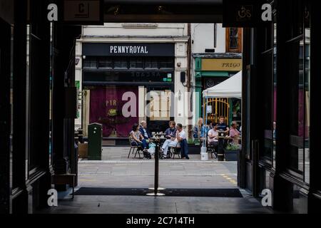 CARDIFF, WALES - 13. JULI 2020: Die Börsenmahner nutzen die Einschränkungen des Coronavirus-Lifters in Wales als ersten Tag an Cafés und Bars, die Speisen und Getränke im Freien servieren, wo sie wieder geöffnet werden dürfen. Foto: John Smith / Alamy Live News Stockfoto