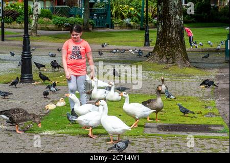 The Lough, Cork, Irland. Juli 2020. Die Menschen genießen den Lough, Cork City, an einem bewölkten, aber feuchten Tag. Der Rest des Tages wird aus Sonnenschein und Duschen mit Höhen von 15 bis 20 Grad bestehen. Quelle: AG News/Alamy Live News Stockfoto