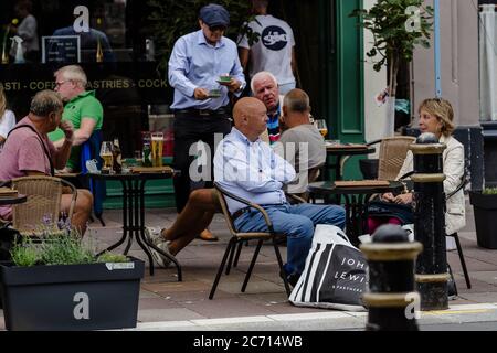 CARDIFF, WALES - 13. JULI 2020: Die Börsenmahner nutzen die Einschränkungen des Coronavirus-Lifters in Wales als ersten Tag an Cafés und Bars, die Speisen und Getränke im Freien servieren, wo sie wieder geöffnet werden dürfen. Foto: John Smith / Alamy Live News Stockfoto