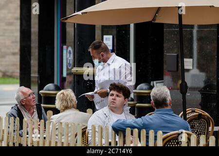 CARDIFF, WALES - 13. JULI 2020: Die Börsenmahner nutzen die Einschränkungen des Coronavirus-Lifters in Wales als ersten Tag an Cafés und Bars, die Speisen und Getränke im Freien servieren, wo sie wieder geöffnet werden dürfen. Foto: John Smith / Alamy Live News Stockfoto