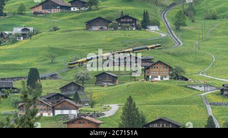 Schweiz - Mai 2017: Alpiner Express rauscht durch das malerische Tal in der Schweiz Stockfoto