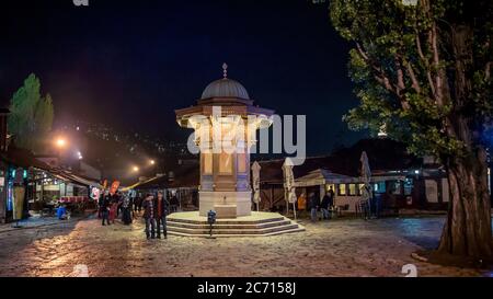 SARAJEVO, BOSNIEN UND HERZEGOWINA - 1. Mai 2014: Sebilj-Brunnen auf dem Bascarsija-Platz in Sarajevo. Bosnien und Herzegowina Stockfoto