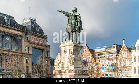 Gent, Belgien - Februar 2018: Statue von Jacob van Artevelde auf dem Vrijdagmarkt Platz im alten historischen Zentrum der mittelalterlichen Stadt GH Stockfoto