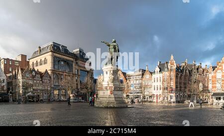 Gent, Belgien - Februar 2018: Statue von Jacob van Artevelde auf dem Vrijdagmarkt Platz im alten historischen Zentrum der mittelalterlichen Stadt GH Stockfoto