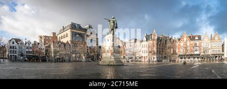 Gent, Belgien - Februar 2018: Statue von Jacob van Artevelde auf dem Vrijdagmarkt Platz im alten historischen Zentrum der mittelalterlichen Stadt GH Stockfoto