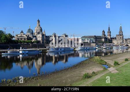 Dresden, Deutschland. Juli 2020. Blick auf die historische Altstadt-Landschaft mit der Kuppel der Kunstakademie (l-r), der Frauenkirche, der Akademie der Künste, der Brühlschen Terrasse, dem Ständehaus, dem Hausmannsturm und der Hofkirche am Morgen. Im Vordergrund sind die Schiffe der Sächsischen Dampfschiffahrt auf der Terasse angedockt. Quelle: Robert Michael/dpa-Zentralbild/dpa/Alamy Live News Stockfoto