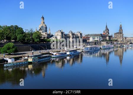 Dresden, Deutschland. Juli 2020. Blick auf die historische Altstadt-Landschaft mit der Kuppel der Kunstakademie (l-r), der Frauenkirche, der Akademie der Künste, der Brühlschen Terrasse, dem Ständehaus, dem Hausmannsturm und der Hofkirche am Morgen. Im Vordergrund sind die Schiffe der Sächsischen Dampfschiffahrt auf der Terasse angedockt. Quelle: Robert Michael/dpa-Zentralbild/dpa/Alamy Live News Stockfoto