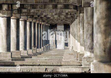 Antike Kolonnade. Steinsäulen und Treppen. Alte Kolonnade. Stockfoto