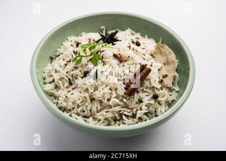 Kreuzkümmel oder Jeera Rice ist ein beliebtes indisches Hauptgericht aus Basmati-Reis mit einfachen Gewürzen Stockfoto