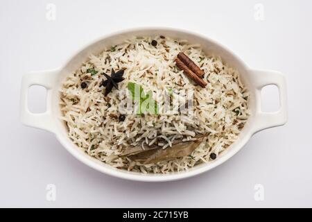 Kreuzkümmel oder Jeera Rice ist ein beliebtes indisches Hauptgericht aus Basmati-Reis mit einfachen Gewürzen Stockfoto