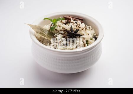 Kreuzkümmel oder Jeera Rice ist ein beliebtes indisches Hauptgericht aus Basmati-Reis mit einfachen Gewürzen Stockfoto