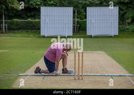 Die Zuschauer kehren zum Henley Cricket Club zurück, um ihren lokalen Club-Cricketspielern Wargrave zu beobachten, während die Saison nach der Coronavirus-Sperre in Großbritannien beginnt Stockfoto