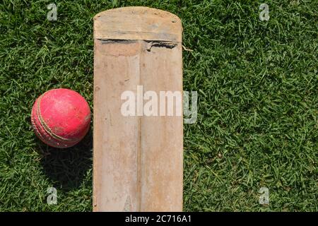 Cricket Schläger und Ball. Cricket ist ein berühmter Sport. Stockfoto