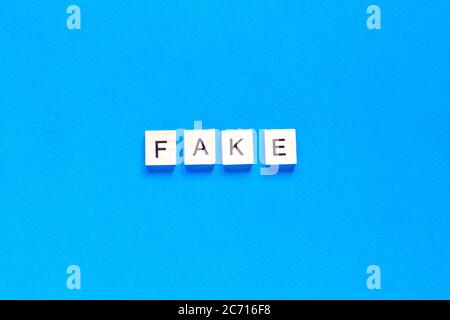 Fake Word Alphabet Buchstaben auf blauem Hintergrund. Flaches Layout. Draufsicht. Stockfoto