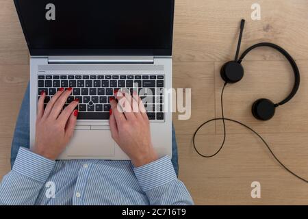 Draufsicht auf eine Frau, die am Laptop arbeitet. Stockfoto