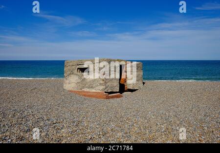 Pillenbox für Kriegszeiten am Strand von Weybourne, Nord-norfolk, england Stockfoto