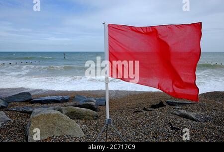Rote Warnflagge am sheringham Strand, Nord norfolk, england Stockfoto