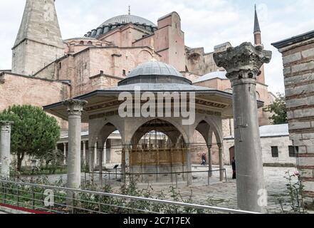 istanbul, Türkei - Oktober 2017: Der Brunnen in der Hagia Sophia, am Eingang Stockfoto