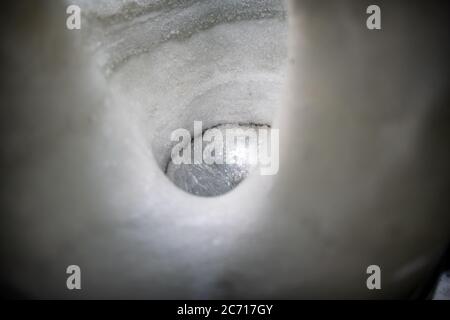 Eiswand mit Loch, Eishöhle in Island. Stockfoto