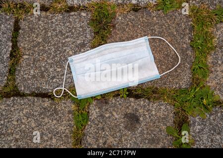 Pirna, Deutschland. Juli 2020. Auf dem Bürgersteig der historischen Altstadt der sächsischen Stadt Pirna wird eine Kopfsteinpflastermaske über Mund und Nase platziert. Quelle: Daniel Schäfer/dpa-Zentralbild/ZB/dpa/Alamy Live News Stockfoto