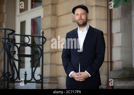 13. Juli 2020, Niedersachsen, Osnabrück: Nils-Arne Kässens, Direktor des Museumsquartiers Osnabrück, steht vor der Villa Schlikker, in der sich das Kulturhistorische Museum der Stadt befindet. Die Stadt will dem Werk des Nazi-Funktionärs Hans Calmeyer in der Villa Schlikker, dem ehemaligen NSDAP-Hauptquartier, eine kritische Würdigung erweisen. Foto: Friso Gentsch/dpa Stockfoto