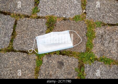 Pirna, Deutschland. Juli 2020. Auf dem Bürgersteig der historischen Altstadt der sächsischen Stadt Pirna wird eine Kopfsteinpflastermaske über Mund und Nase platziert. Quelle: Daniel Schäfer/dpa-Zentralbild/ZB/dpa/Alamy Live News Stockfoto