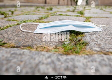 Pirna, Deutschland. Juli 2020. Auf dem Bürgersteig der historischen Altstadt der sächsischen Stadt Pirna wird eine Kopfsteinpflastermaske über Mund und Nase platziert. Quelle: Daniel Schäfer/dpa-Zentralbild/ZB/dpa/Alamy Live News Stockfoto