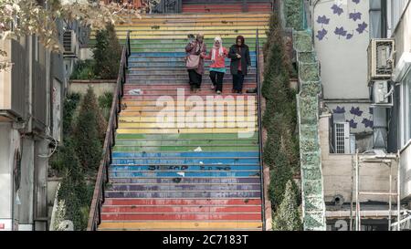 Istanbul, Türkei - Dezember 2017: 3 Frauen gehen die Treppe hinunter, die in Regenbogenfarben gemalt ist Stockfoto