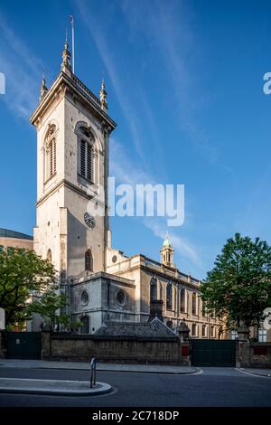 Schräge Ansicht von der südwestlichen Ecke mit Turm und Hauptteil der Kirche. Christopher Wren Kirchen - St. Andrew Holborn, London, Vereinigtes Königreich. Bogen Stockfoto