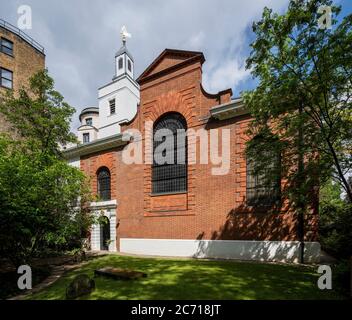 Schräge Ansicht der Südlage mit Turm und Eingang. Christopher Wren Kirchen - St. Anne & St. Agnes, London, Vereinigtes Königreich. Architekt: Sir C. Stockfoto