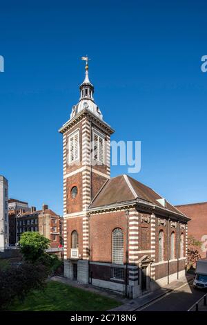 Leicht erhöhte Sicht von Südwesten auf den Haupteingang mit Turm und Hauptteil der Kirche. Christopher Wren Kirchen - St. Benet Paul's Wharf, Londo Stockfoto