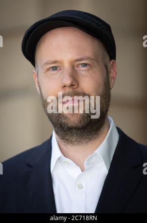 13. Juli 2020, Niedersachsen, Osnabrück: Nils-Arne Kässens, Direktor des Museumsquartiers Osnabrück, steht vor der Villa Schlikker, in der sich das Kulturhistorische Museum der Stadt befindet. Die Stadt will dem Werk des Nazi-Funktionärs Hans Calmeyer in der Villa Schlikker, dem ehemaligen NSDAP-Hauptquartier, eine kritische Würdigung erweisen. Foto: Friso Gentsch/dpa Stockfoto