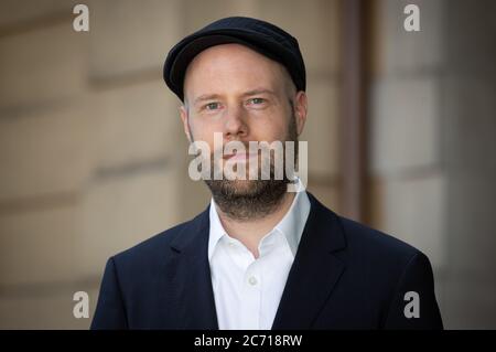 13. Juli 2020, Niedersachsen, Osnabrück: Nils-Arne Kässens, Direktor des Museumsquartiers Osnabrück, steht vor der Villa Schlikker, in der sich das Kulturhistorische Museum der Stadt befindet. Die Stadt will dem Werk des Nazi-Funktionärs Hans Calmeyer in der Villa Schlikker, dem ehemaligen NSDAP-Hauptquartier, eine kritische Würdigung erweisen. Foto: Friso Gentsch/dpa Stockfoto