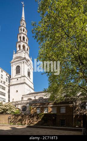 Blick auf den Turm aus Südosten, zeigt die unverwechselbaren Hochzeitstorten. Christopher Wren Kirchen - St. Bride's Church, London, Vereinigtes Königreich. Ar Stockfoto