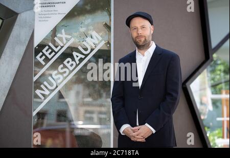 13. Juli 2020, Niedersachsen, Osnabrück: Nils-Arne Kässens, Direktor des Museumsquartiers Osnabrück, steht vor dem Felix-Nussbaum-Haus, das neben der Villa Schlikker liegt und das Kulturhistorische Museum der Stadt beherbergt. Die Stadt will die "Villa Schlikker", das ehemalige NSDAP-Hauptquartier, nutzen, um dem Werk des NS-Funktionärs Hans Calmeyer kritisch zu würdigen. Foto: Friso Gentsch/dpa Stockfoto